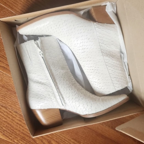 Matisse Shoes - New MATISSE Caty Women's White snake Textured Ankle Boots With Natutal